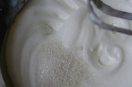 1. Этап. Ягодный пирог на творожном тесте: Отделите желтки от белков, хорошенько их остудите, чтобы белки были холодными. Положите в чашу миксера или кухонного комбайна и взбивайте, постепенно добавляя сахар, пока не получатся крепкие устойчивые пики.