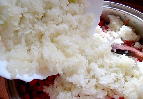 1. Этап. Салат на зиму из свеклы: И сразу же добавляем измельченный лук.