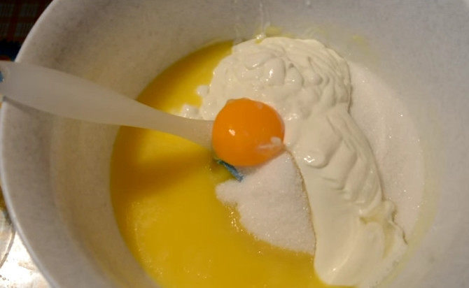 1. Этап. Самые простые куличи: 2. Далее готовим сдобу. Сливочное масло растопите на водяной бане. Добавьте в него сахар, масло, сметану, яйца, растительное масло, ванильный сахар, соль. Перемешайте до однородности.