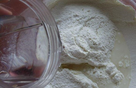 1. Этап. Маца в домашних условиях: 2. К просеянной муке вливаю тонкой струйкой очищенную воду, непрерывно помешиваю рукой. Хорошенько замешиваю тесто, чтобы не образовывалось комочков.