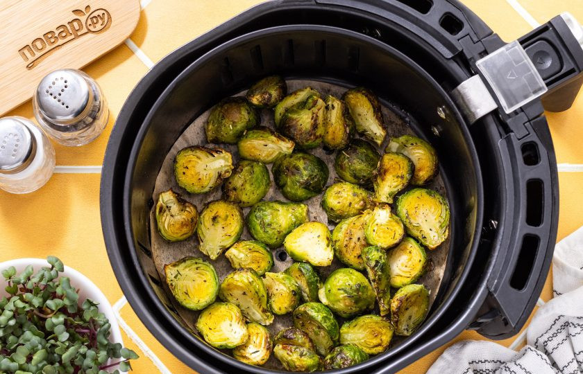 1. Этап. Брюссельская капуста в аэрогриле: Во время приготовления желательно 1 раз открыть аэрогриль и перемешать брюссельскую капусту, чтобы она равномерно приготовилась.