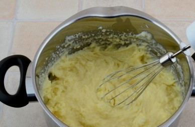 1. Этап. Пудинг из манки: А желтки добавляем к остывшей манной каше и взбиваем миксером до однородного состояния.