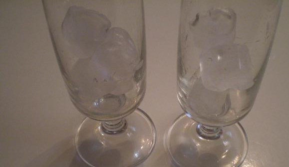 1. Этап. Коктейль с оливкой: В чистые бокалы выложите лед.