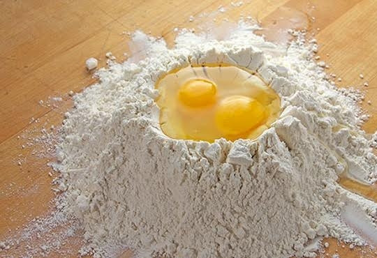 1. Этап. Тесто на манты: 1. Чтобы замесить тесто на манты в домашних условиях муку с солью просейте в глубокую мисочку или просто на рабочую поверхность. Сделайте в центре углубление и вбейте туда яйца.