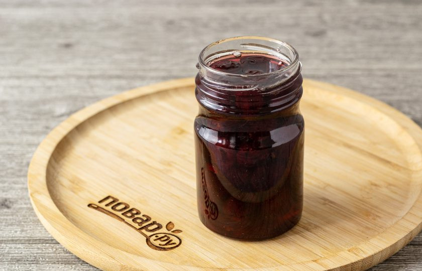 1. Этап. Варенье из вишни без косточек: Переложите горячее варенье в чистую стерилизованную баночку. Закройте крышкой, переверните вверх дном. Укутайте в кухонное полотенце и оставьте так до полного остывания.