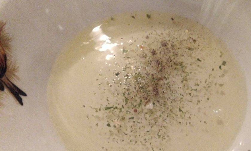 1. Этап. Отбивные из куриной печени в овсяных отрубях: 5. Отдельно взбиваем белок и добавляем пряности по вкусу. Я люблю сушеную весеннюю зелень.