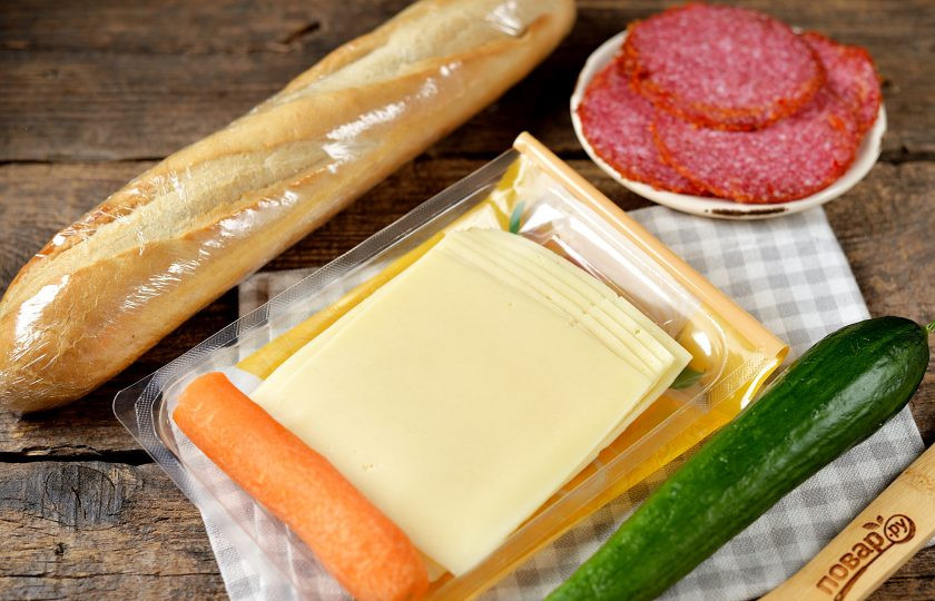 1. Этап. Канапе Кораблик: Подготовьте все необходимые ингредиенты. Огурец помойте и вытрите насухо. Колбасу и сыр берите только в нарезке.