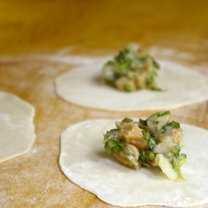 1. Этап. Кнедлики куриные: Из тех долек, которые мы нарезали из теста катаем лепешечки в середину которых выкладываем начинку, примерно 1,5-2 чайные ложки. При этом оставьте края теста для защипывания.