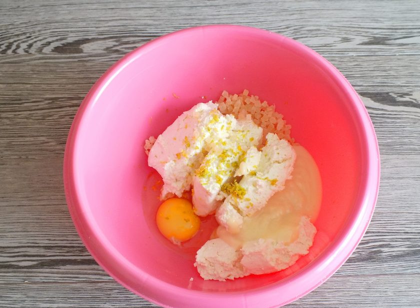 1. Этап. Пирог с творогом и сгущенкой: Сделайте начинку. В чаше смешайте творог, яйцо, сгущенку, цедру лайма (лимона), цукаты.