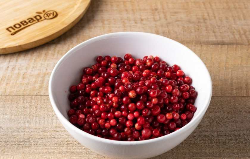 1. Этап. Варенье из тыквы и брусники: Бруснику промойте, обсушите и переберите.