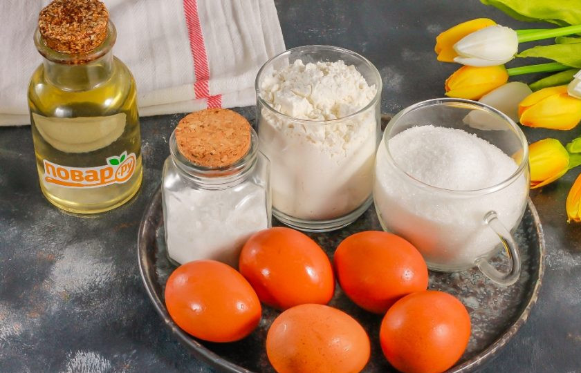 1. Этап. Бисквит на растительном масле: Подготовьте указанные ингредиенты. Если куриные яйца крупного размера, то используйте 4 штуки.