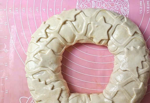 1. Этап. Пирог с тефтелями и сыром: Украсить пирог фигурками и и смазать взбитым яйцом. Выпекать в духовке, заранее разогретой до 190 гр., 20-25 мин.