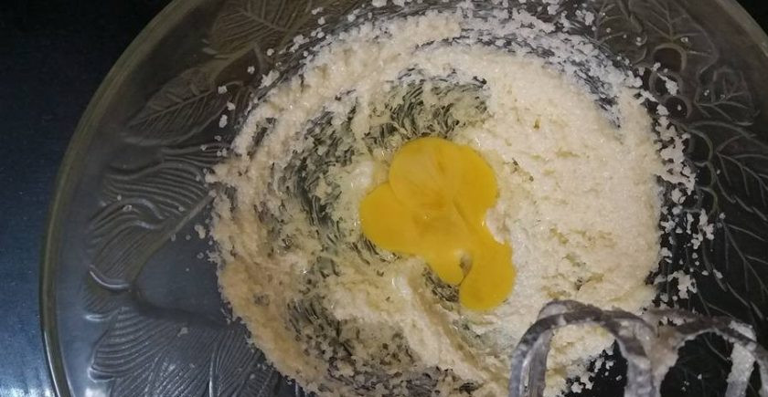 1. Этап. Ванильный бисквитный торт: 2. В отдельной глубокой миске смешайте масло, сахар и ванилин. Взбейте масло до полного растворения сахара с помощью миксера. После вбейте яйца и взбивайте смесь на высокой скорости до однородности.