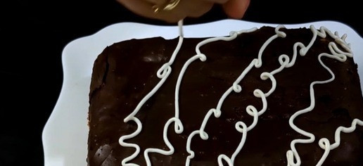 1. Этап. Шоколадный десерт с нежным творожным кремом: С помощью тарелки переворачиваем десерт! Осталось только украсить его остатками крема с помощью кондитерского мешка. Я это делала впервые на момент съёмки рецепта, поэтому получилось немного коряво (поторопилась). У вас как минимум должно получится как у меня, а лучше сразу обдумайте как аккуратно украсить кремом десерт и осторожно это сделайте. Можете добавить надписи!