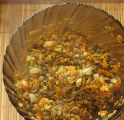 1. Этап. Паштет из чечевицы: 8. Все тщательно перемешать. При желании еще посолить и поперчить. Чтобы сделать паштет из чечевицы в домашних условиях более пикантным, можно добавить специи.