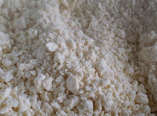 1. Этап. Рулетики с джемом: Также добавьте 2 стакана муки с содой. Протрите тесто в мелкую крошку.