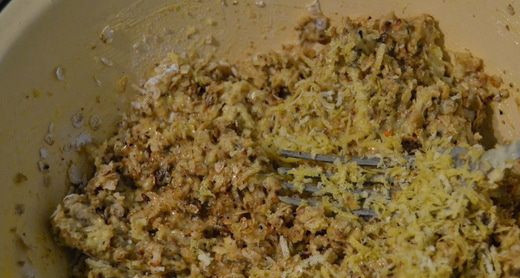 1. Этап. Быстрое овсяное печенье: Изюм залейте горячей водой. Масло взбейте с сахаром. Затем добавьте все остальные ингредиенты и размоченный изюм. Все перемешайте и соедините с хлопьями.