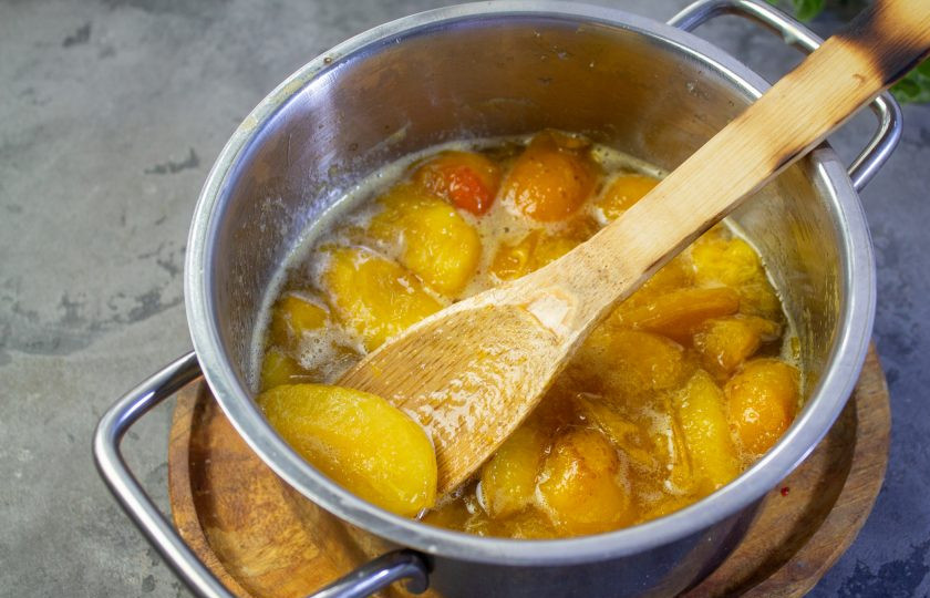 1. Этап. Варенье из белых слив: Поставьте кастрюлю на огонь и доведите до кипения. Проварите 10-15 минут, снимая образовавшуюся пену.