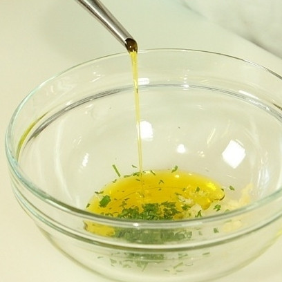 1. Этап. Вареные баклажаны: В мисочке смешайте масло, измельченный чеснок и петрушку.