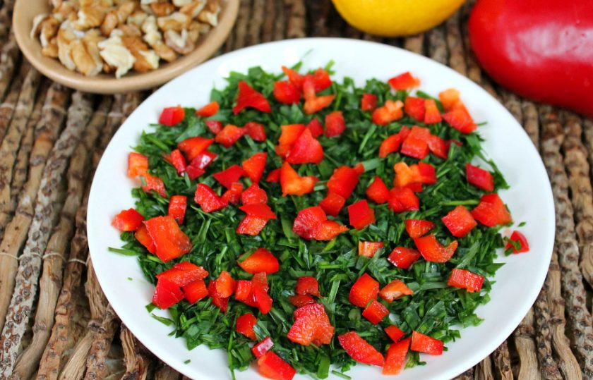 1. Этап. Салат с ростками пшеницы: Добавляем болгарский перец.