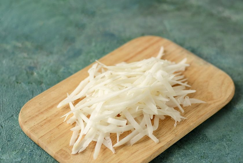 1. Этап. Салат из дайкона и лука: Дайкон помойте, очистите от кожуры. Затем натрите на терке для корейской моркови.