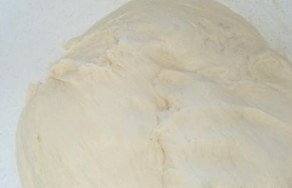 1. Этап. Пирог с урюком: Далее добавить щепотку соли, оливкового масла и добавить столько муки, чтоб тесто перестало прилипать к рукам.