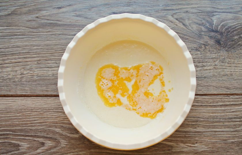 1. Этап. Пирог с малиной на кислом молоке: Добавьте растопленное сливочное масло и перемешайте.