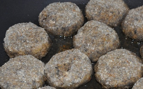 1. Этап. Соевые котлеты: Сформируйте из фарша котлеты, каждую обваляйте в сухарях. Разогрейте масло на сковороде.