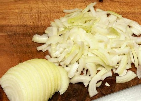 1. Этап. Салат с гранатовыми зернами: Очистим и нарежем репчатый лук.