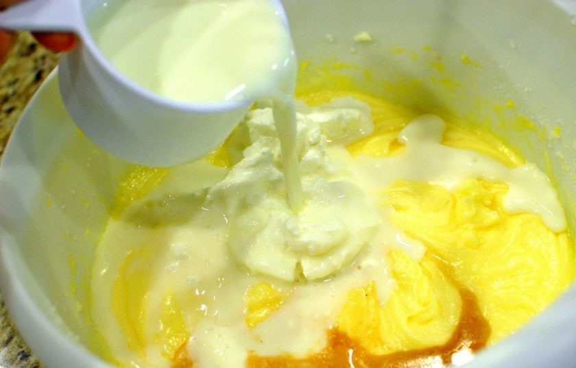 1. Этап. Банановый пирог с глазурью: 4. Добавьте к смеси молоко и сметану, лимонный сок, 2 чайных ложки ванильного экстракта.