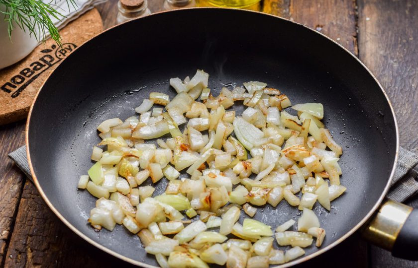 1. Этап. Ризотто с креветками: Сковороду разогрейте и смажьте маслом, выложите лук, поджарьте несколько минут.