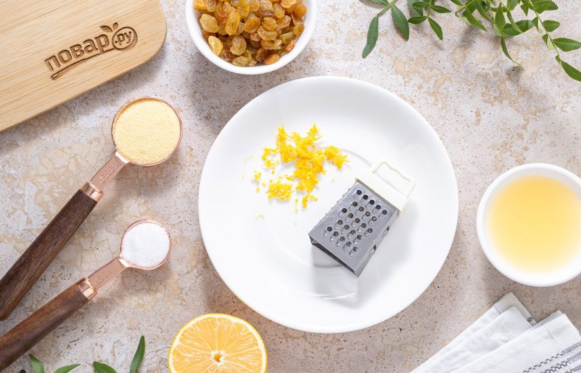 1. Этап. Запеканка из соевой окары: С лимона снимите цедру, затем выжмите сок.