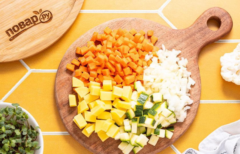 1. Этап. Детский супчик от 1 года: Картофель и морковь очистите от кожуры, нарежьте на небольшие кубики. Цукини и репчатый лук нарежьте на кубики такого же размера.