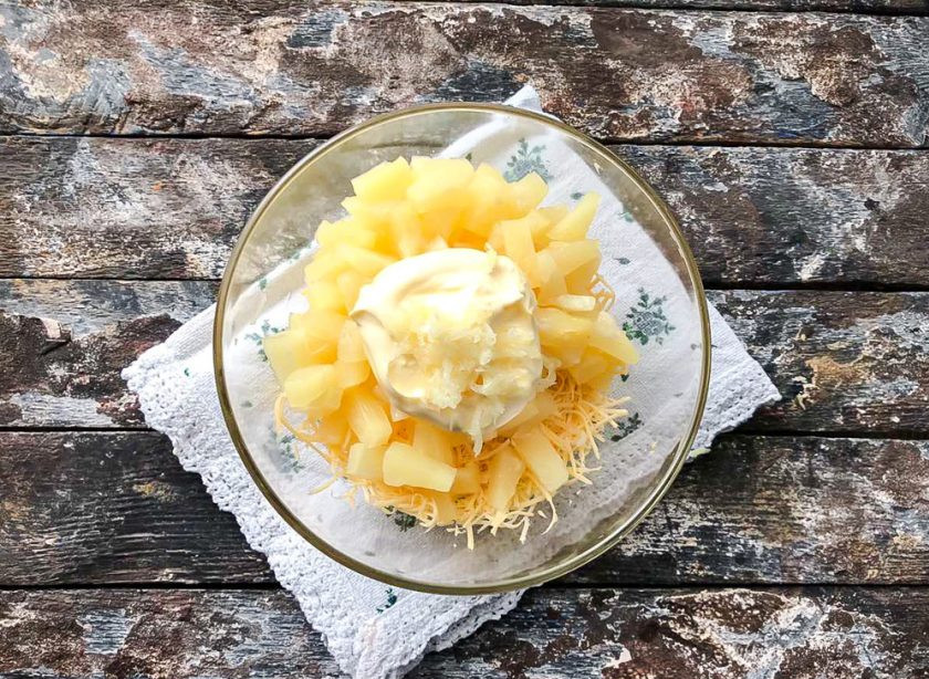 1. Этап. Тарталетки с сыром, ананасом и чесноком: Заправьте начинку для тарталеток майонезом и добавьте чеснок.