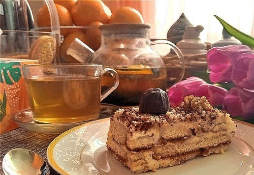 1. Этап. Пряничный торт: Я делала на ночь торт. Утром торт подала к чаю, разрезав его на куски. Вот такой он в разрезе. Отлично режется и снимается на лопатку, не крошится. Он весь пропитался кремом. Очень вкусный. Ещё раз повторю, что вкус, конечно, зависит от вкуса пряников!