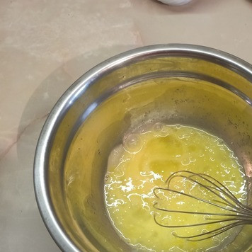 1. Этап. Кекс на вареной сгущенке: Все немного взбить миксером, добавить 3/4 банки вареной сгущенки и хорошенько все размешать до однородности.