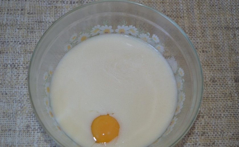 1. Этап. Печенье из майонеза: 1. В миску кладу майонез, вбиваю к нему одно куриное яйцо.