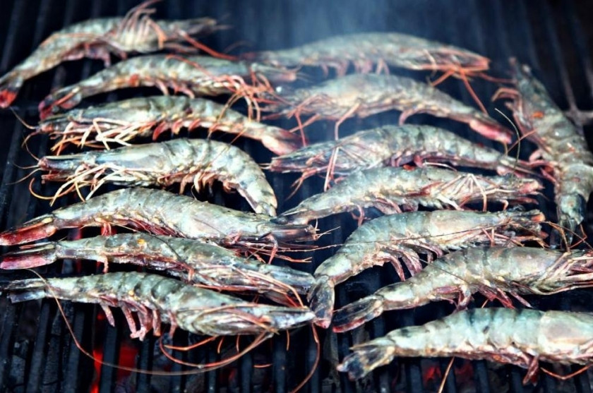 1. Этап. Тигровые креветки на мангале: 2. Измельчаем чеснок и перец чили. Смешиваем их со специями, добавляем растительное масло, сахар и лимонный сок. Одну часть оставляем на потом, а в остальной маринуем наши морепродукты. Отправляем в маринад креветки, оставляем их там на один час. После этого жарим их на гриле до готовности.