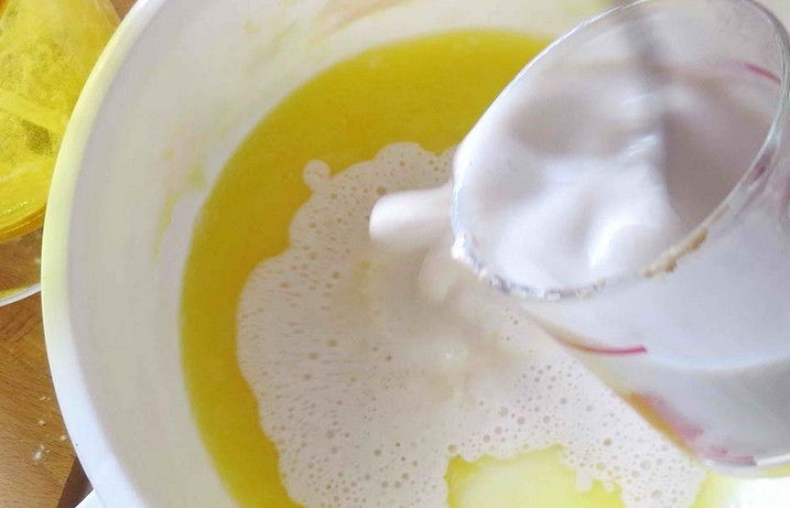 1. Этап. Дрожжевое тесто с ягодами: В глубокой миске соединяем яйцо и соль. Перемешиваем и сразу же вводим молоко с дрожжами. Перемешиваем повторно.