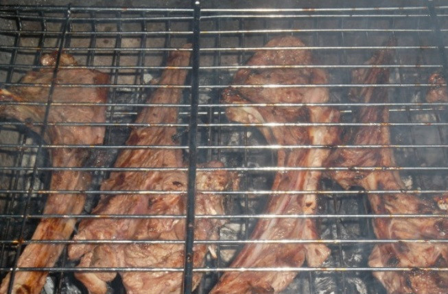 1. Этап. Шашлык из баранины по-узбекски: Мясо, выложенное на решетку нужно смазать растительным маслом, немного посолить и поперчить. Обжаривайте на мангале до готовности и подавайте на стол.