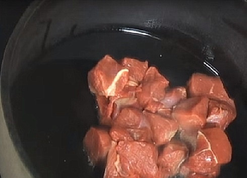 1. Этап. Бастырма: В казане или толстостенной кастрюле разогреваем топленое масло, выкладываем мясо, нарезанное на кусочки среднего размера. Обжариваем до подрумянивания.