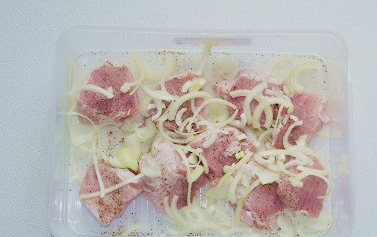 1. Этап. Шашлык с розмарином: Добавьте нарезанный лук.