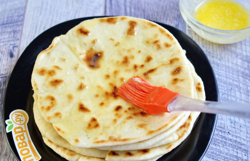 1. Этап. Индийский Наан: 7. Смажьте наан топленым маслом с обеих сторон, накройте миской.