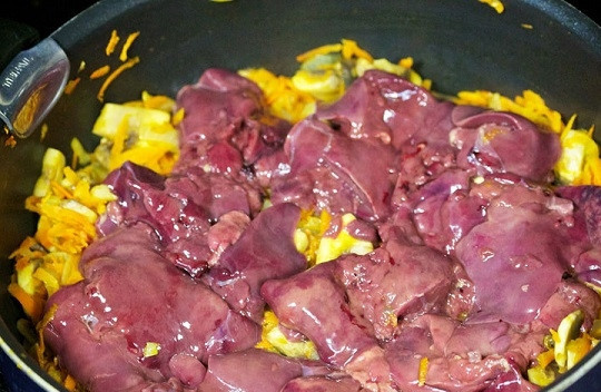 1. Этап. Печень куриная жареная с подливкой: 4. Печень вымойте как следует, обсушите бумажной салфеткой и отправьте на сковороду.