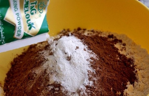 1. Этап. Торт на кипятке: 5. И всыпьте разрыхлитель.