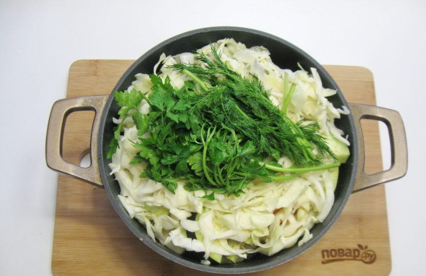 1. Этап. Басма в казане: Помойте укроп и петрушку, выложите на капусту.