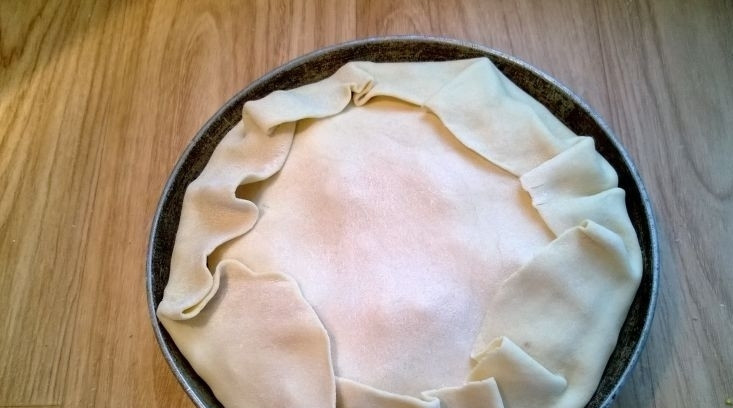 1. Этап. Губадья по-татарски: Раскатайте вторую часть теста. Закройте ею пирог. Концы нижнего теста уложите наверх.