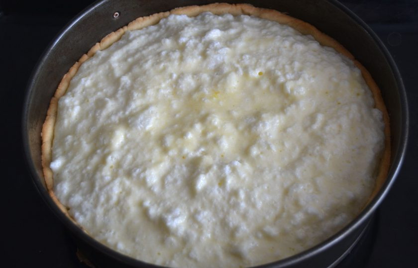 1. Этап. Маковый пирог со сметанной заливкой: Выложите сверху на пирог сметанную заливку, разровняйте. Снова поместите пирог в духовку, запекайте еще 15-20 минут до румяной корочки.