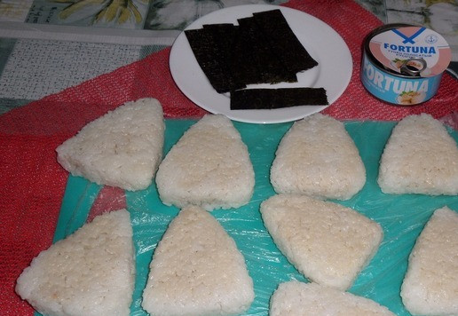 1. Этап. Закуска из риса А-ля Онигири: Аналогичным образом делаем остальные треугольники. Лист нори нарезаем на полоски.