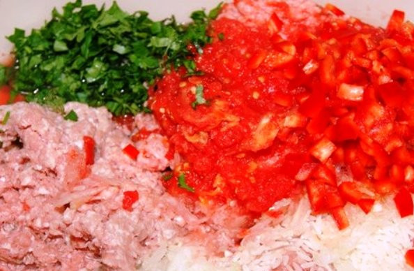 1. Этап. Капустный торт: Отварите рис. Смешайте его с фаршем, добавьте лук, чеснок, петрушку, сельдерей, молотый мускат, тмин, помидоры, болгарский перец, половину бульона, соль и перец. Перемешайте и уберите на час в холодильник.